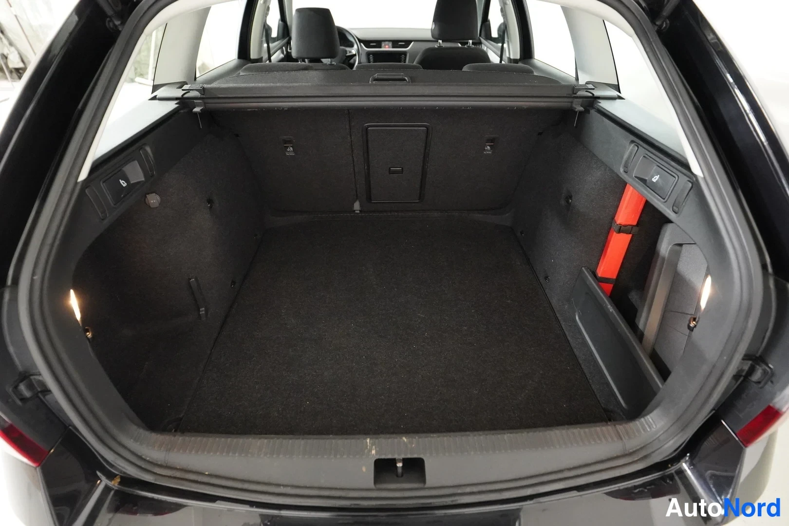 Svart Skoda Octavia 2018, bagageutrymme, bild 10