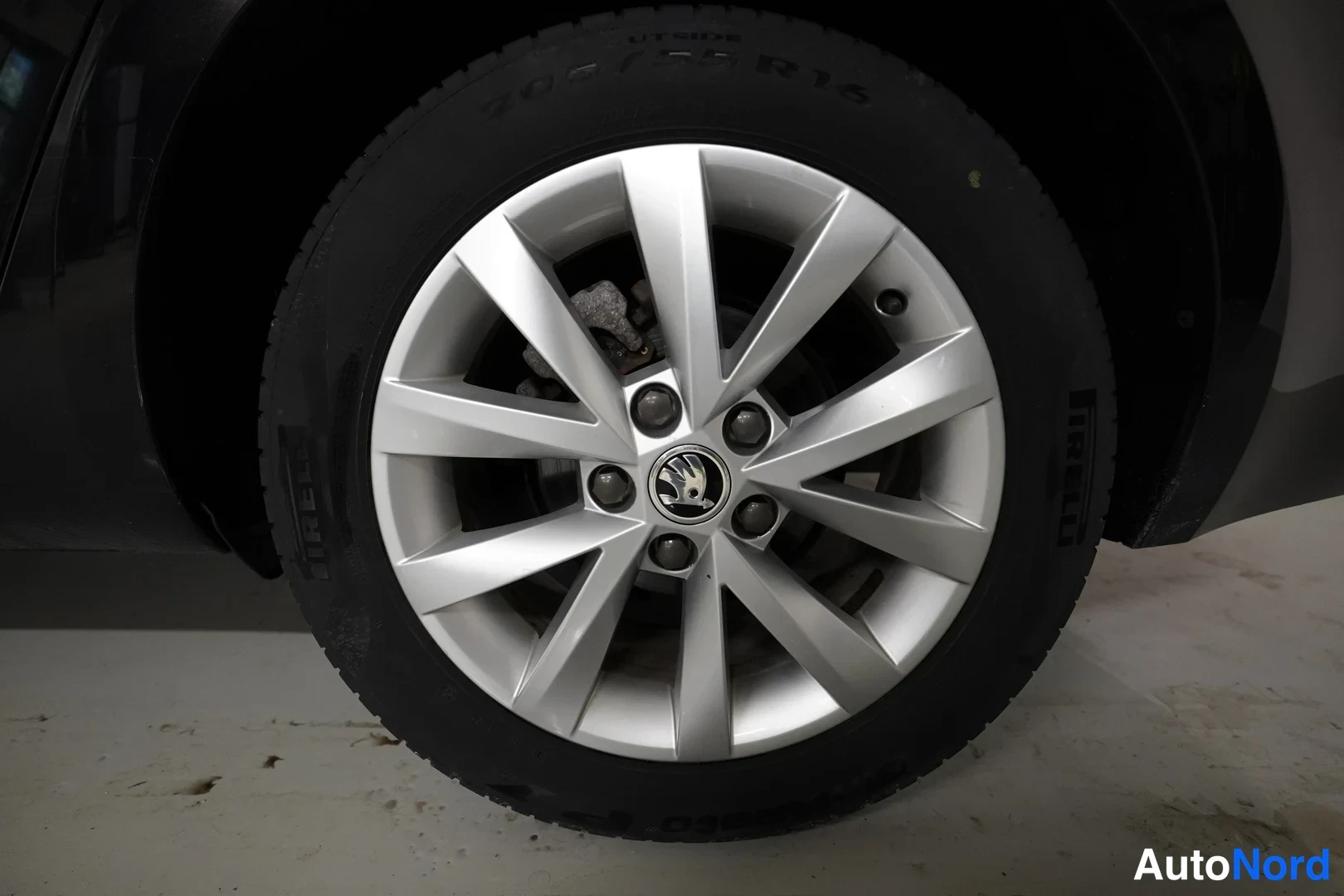 Svart Skoda Octavia 2018, detalj, bild 15