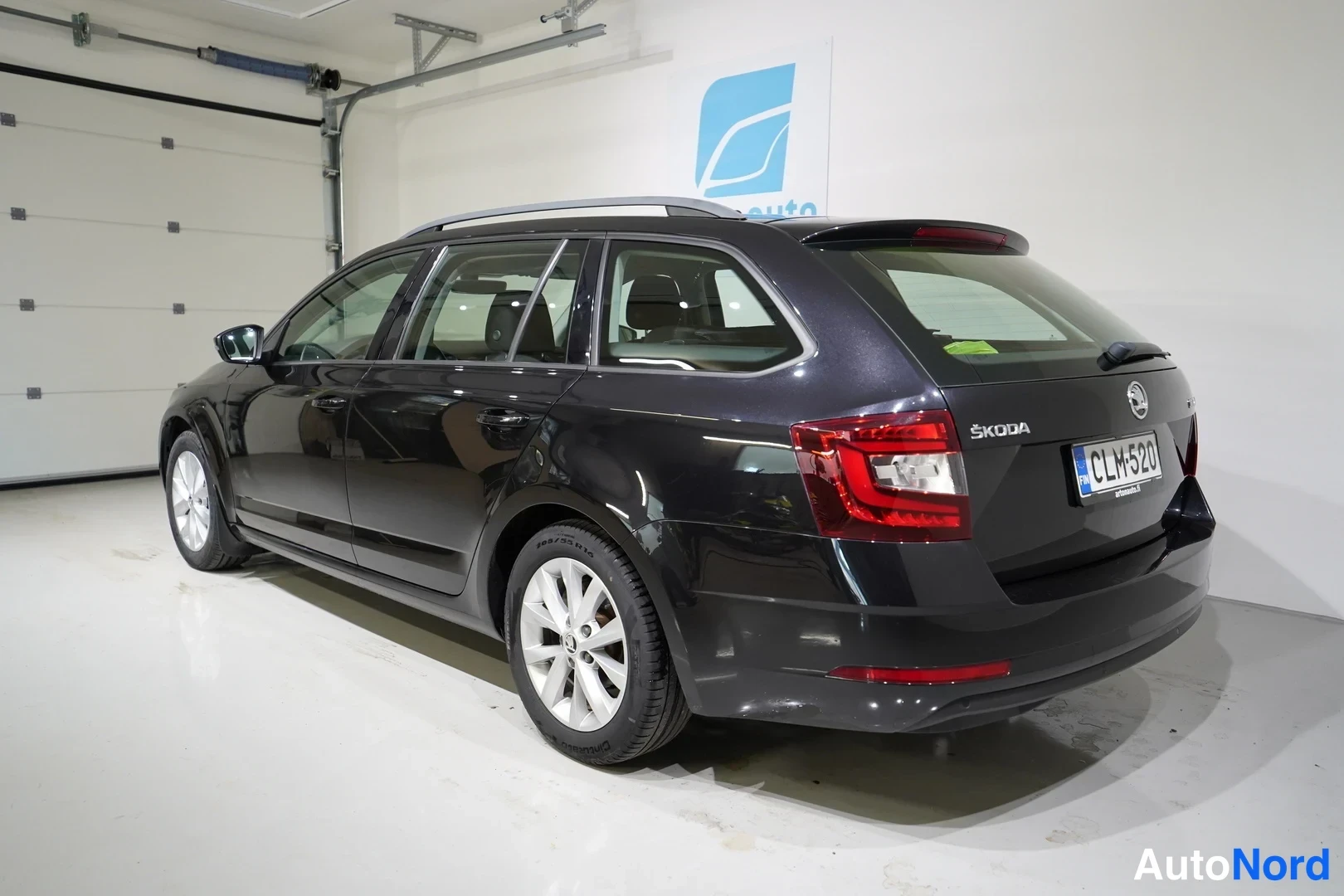 Svart Skoda Octavia 2018, snett bakifrån, bild 5