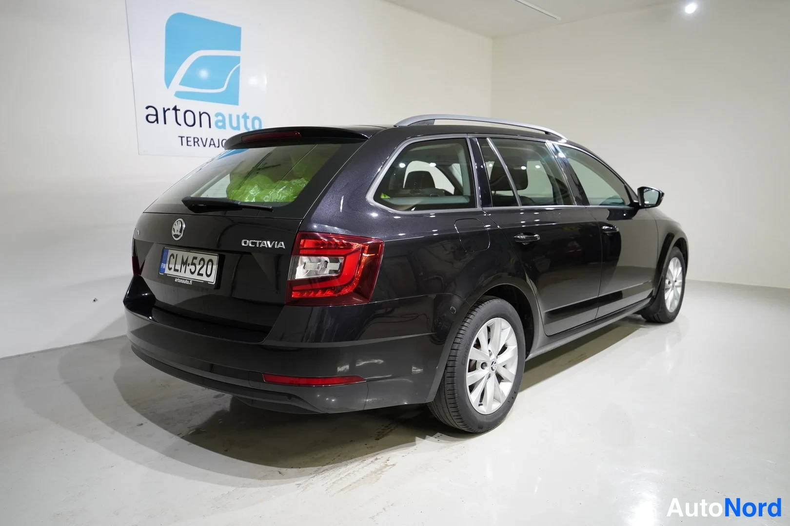 Svart Skoda Octavia 2018, snett bakifrån, bild 6