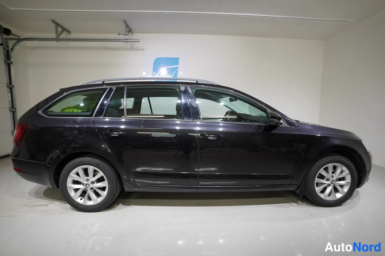 Svart Skoda Octavia 2018, från sidan, bild 4