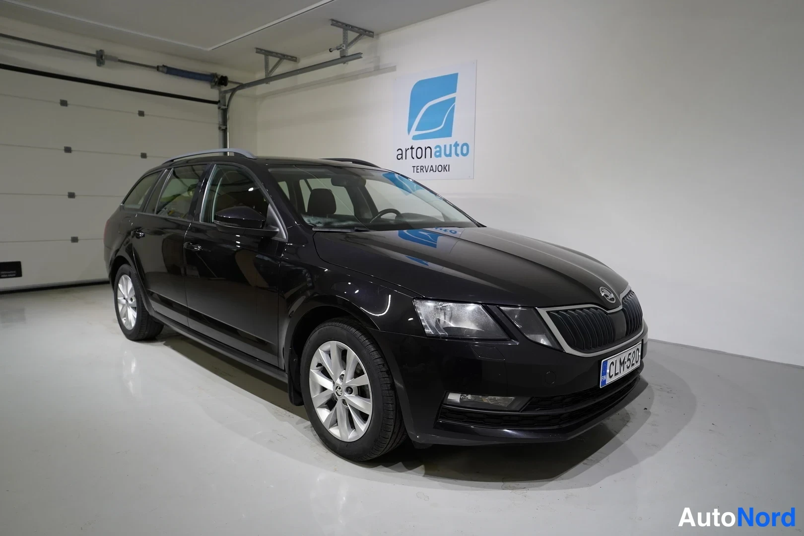 Svart Skoda Octavia 2018, snett framifrån, fronten åt höger, bild 2
