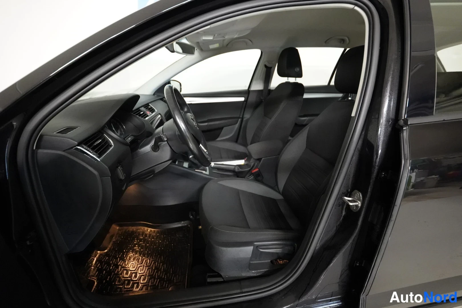 Svart Skoda Octavia 2018, förarplats, bild 7