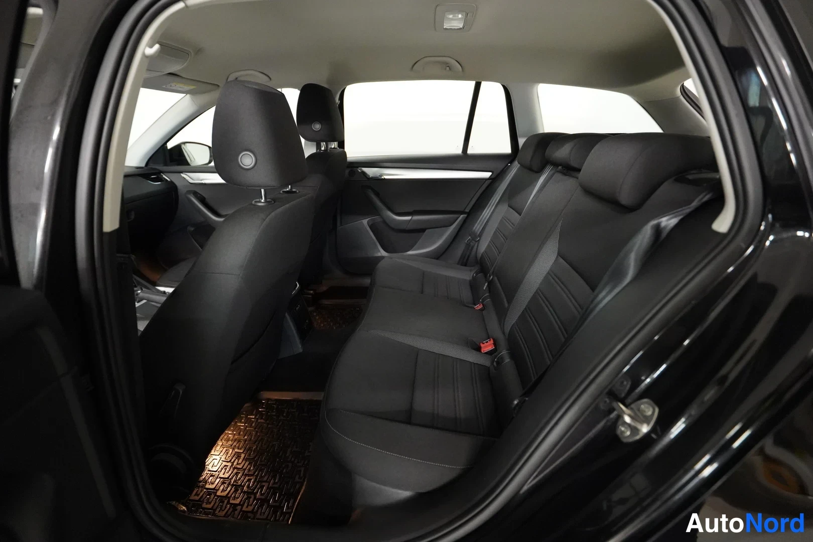 Svart Skoda Octavia 2018, baksäten, bild 9