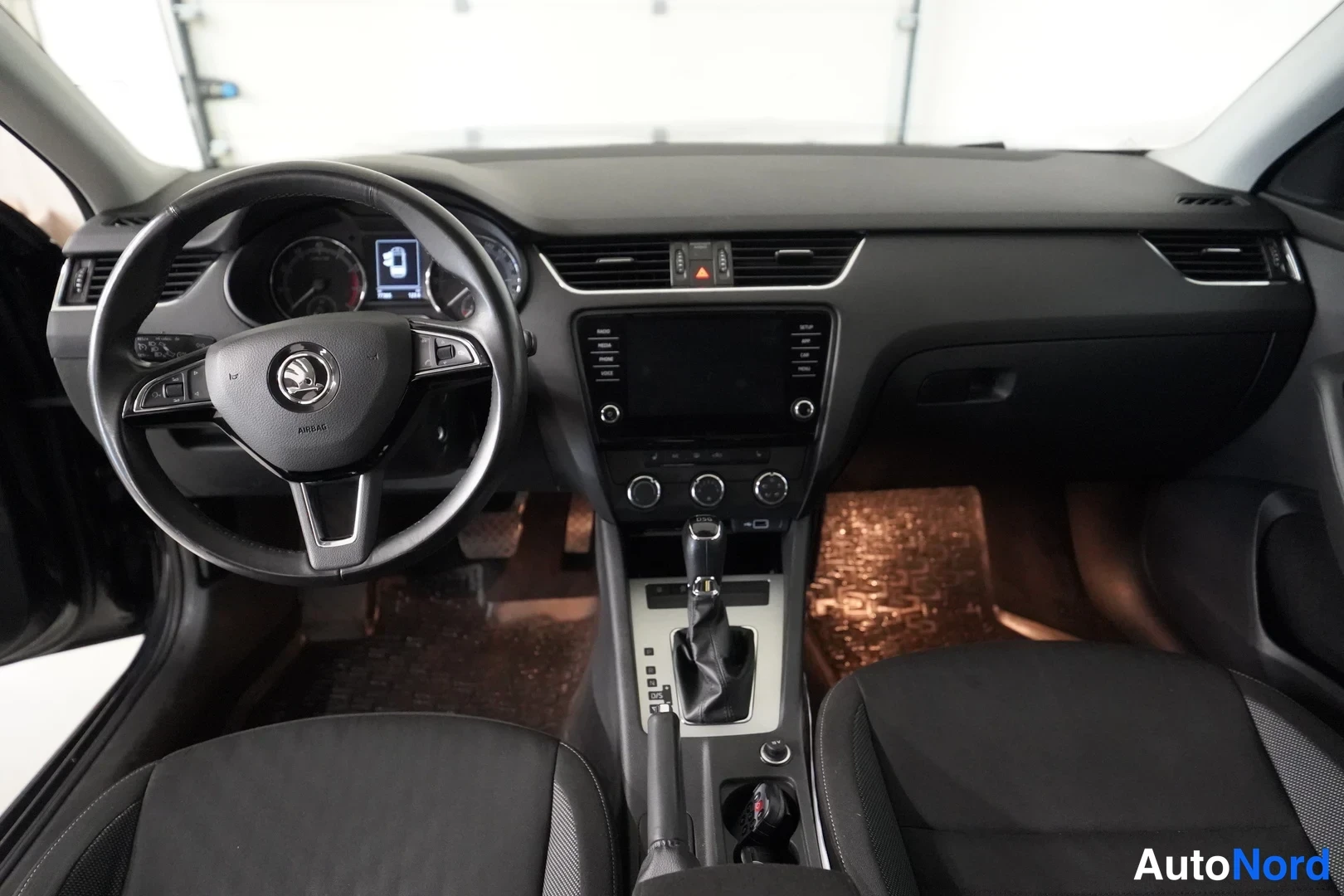 Svart Skoda Octavia 2018, förarplats, bild 8