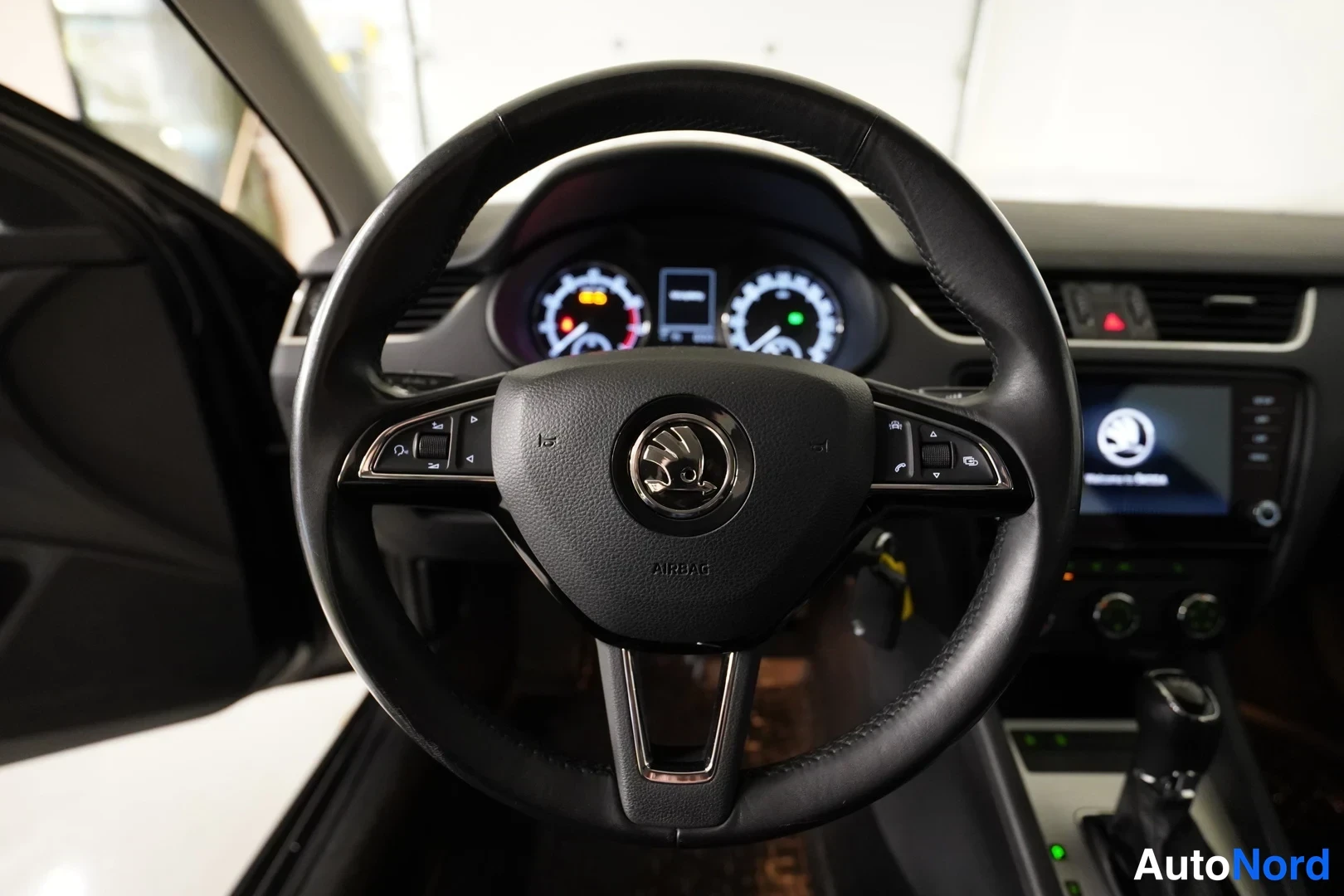 Svart Skoda Octavia 2018, detalj, bild 11