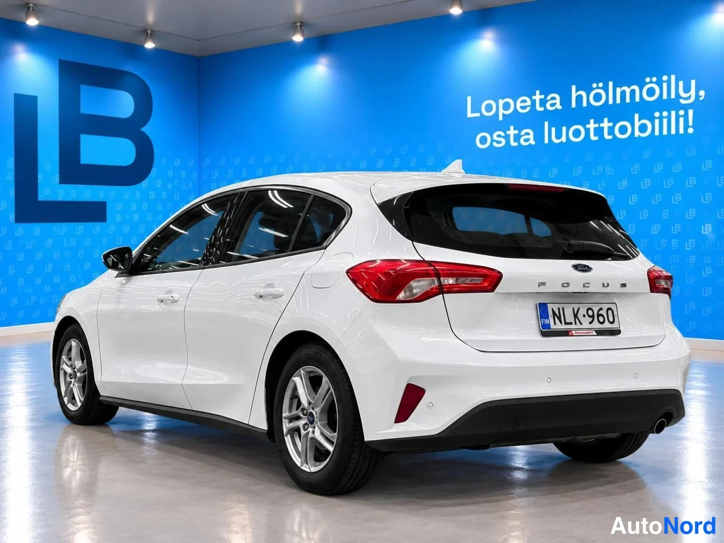 Valkoinen Ford Focus 2019, takaviisto, kuva 2