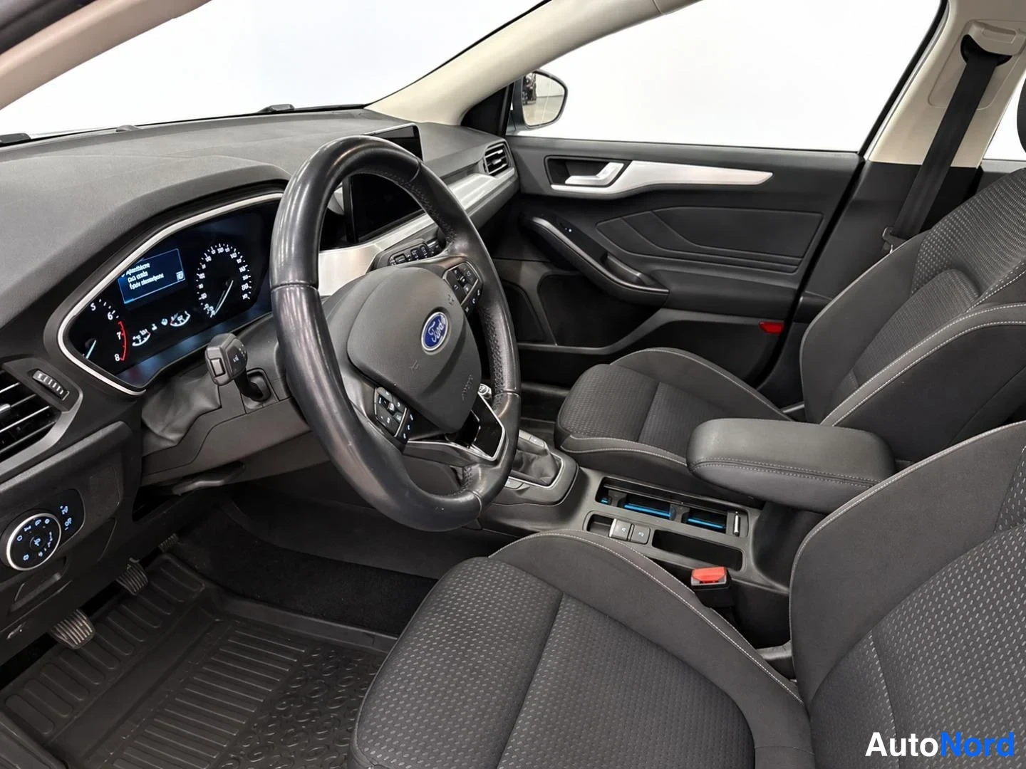 Valkoinen Ford Focus 2019, ohjaamo, kuva 3
