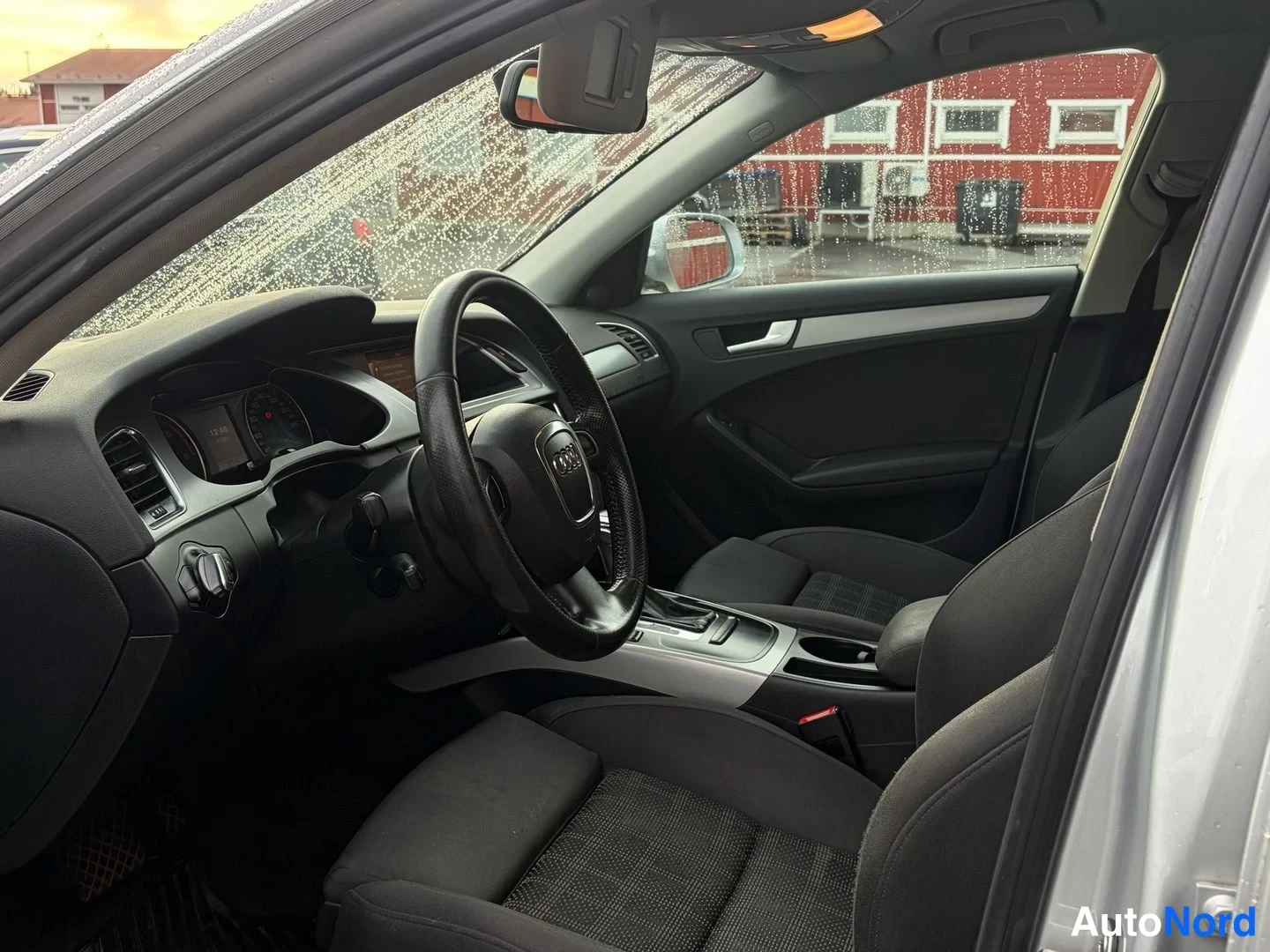 Hopea Audi A4 Avant 2011, ohjaamo, kuva 5