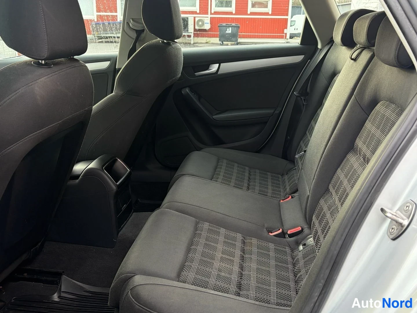 Hopea Audi A4 Avant 2011, takaistuimet, kuva 6
