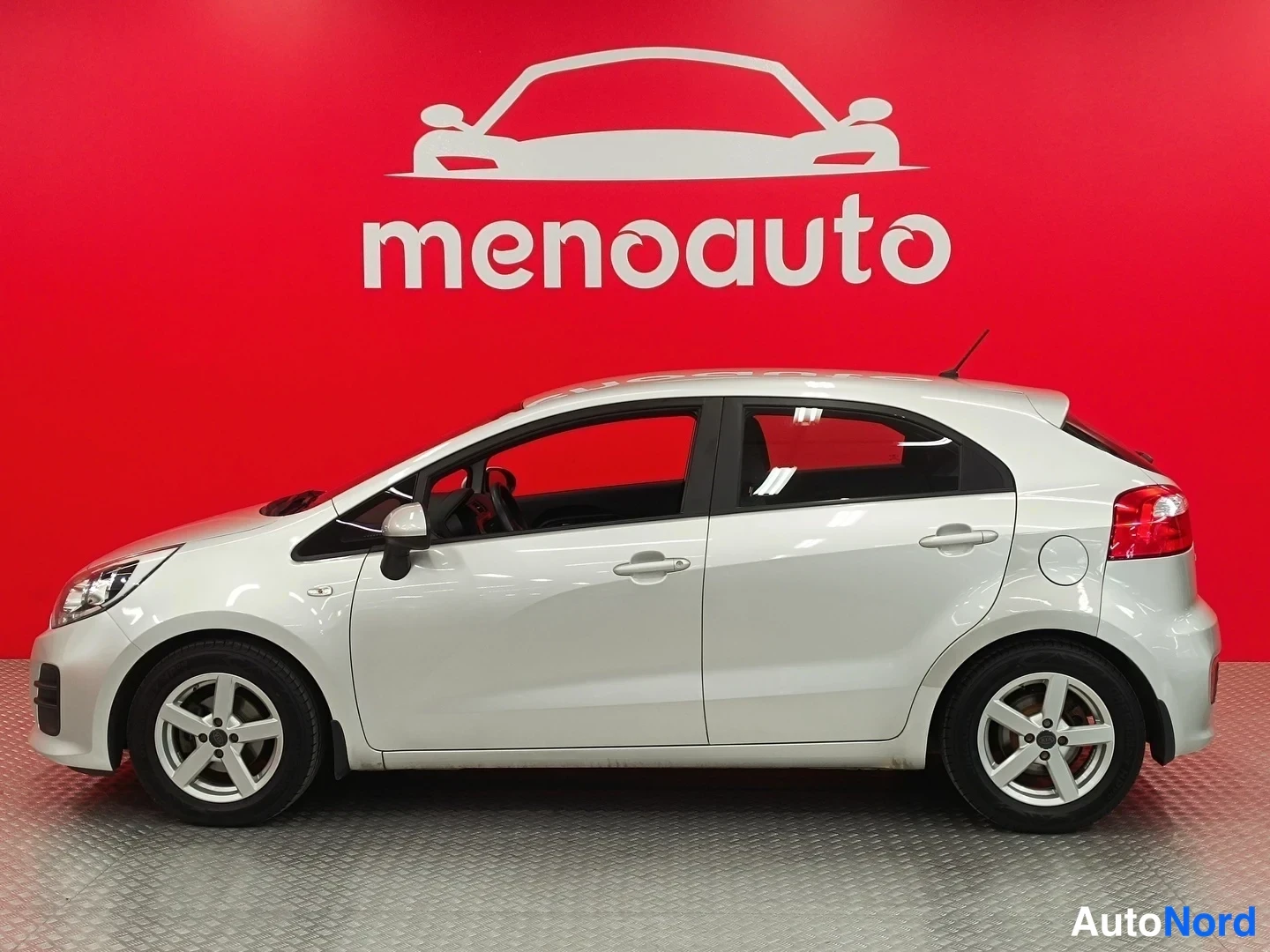 Hopea Kia Rio 2015, etuviisto, keula vasemmalle, kuva 2