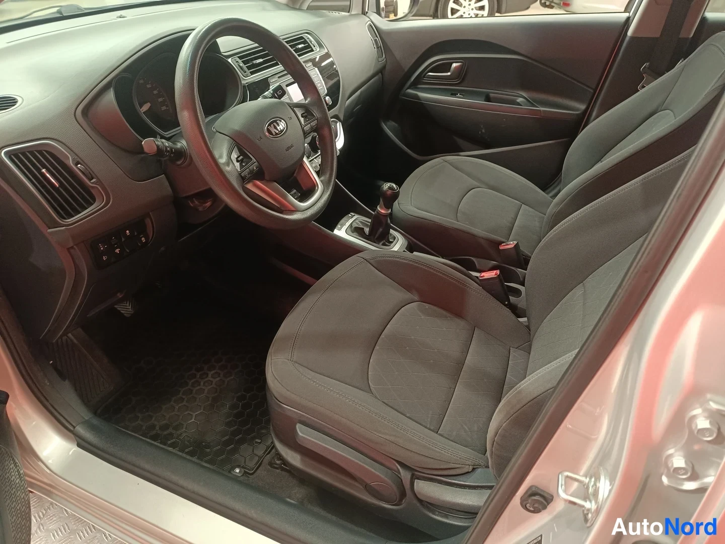 Hopea Kia Rio 2015, etuistuimet, kuva 9