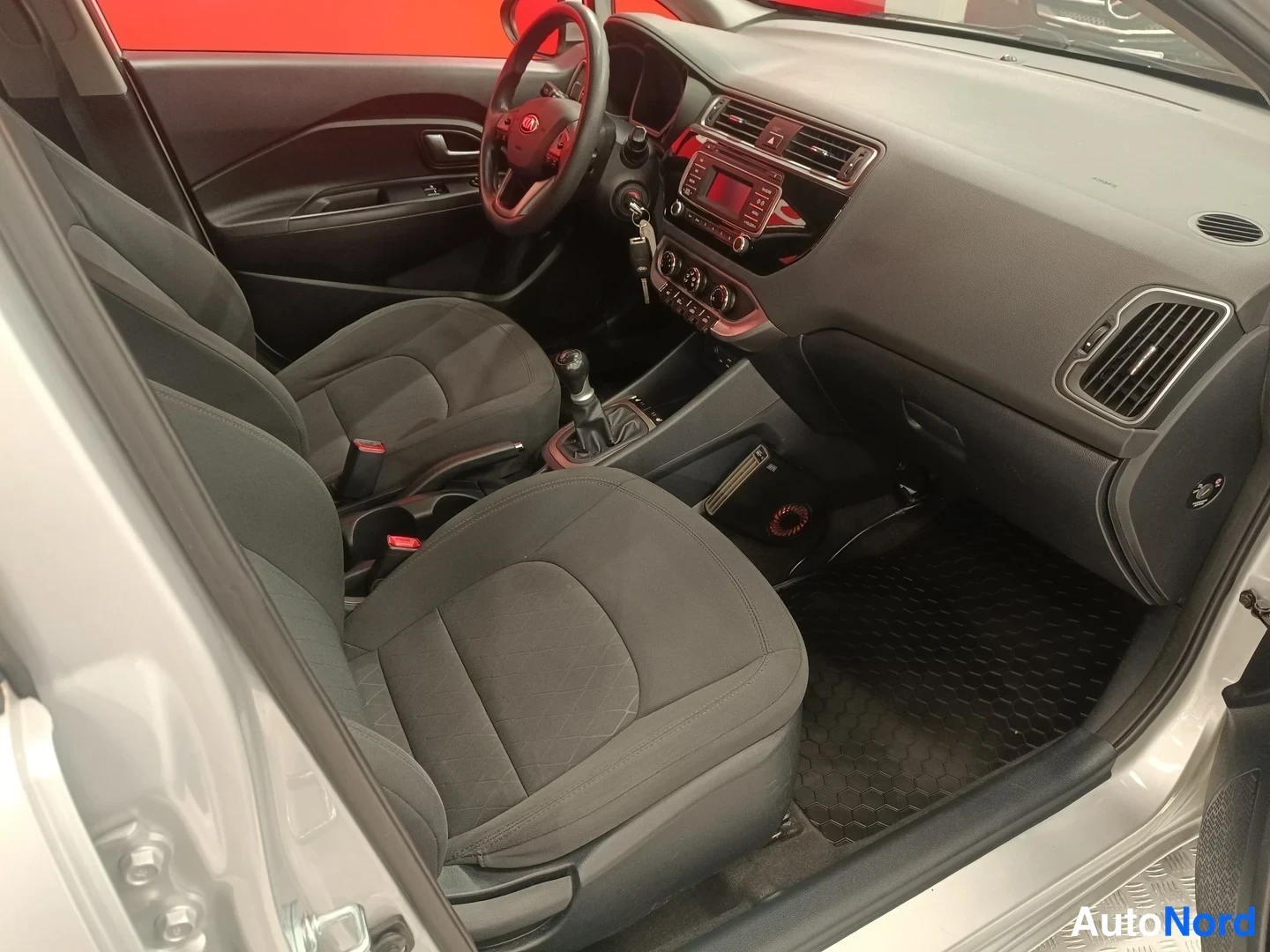 Hopea Kia Rio 2015, ohjaamo, kuva 8