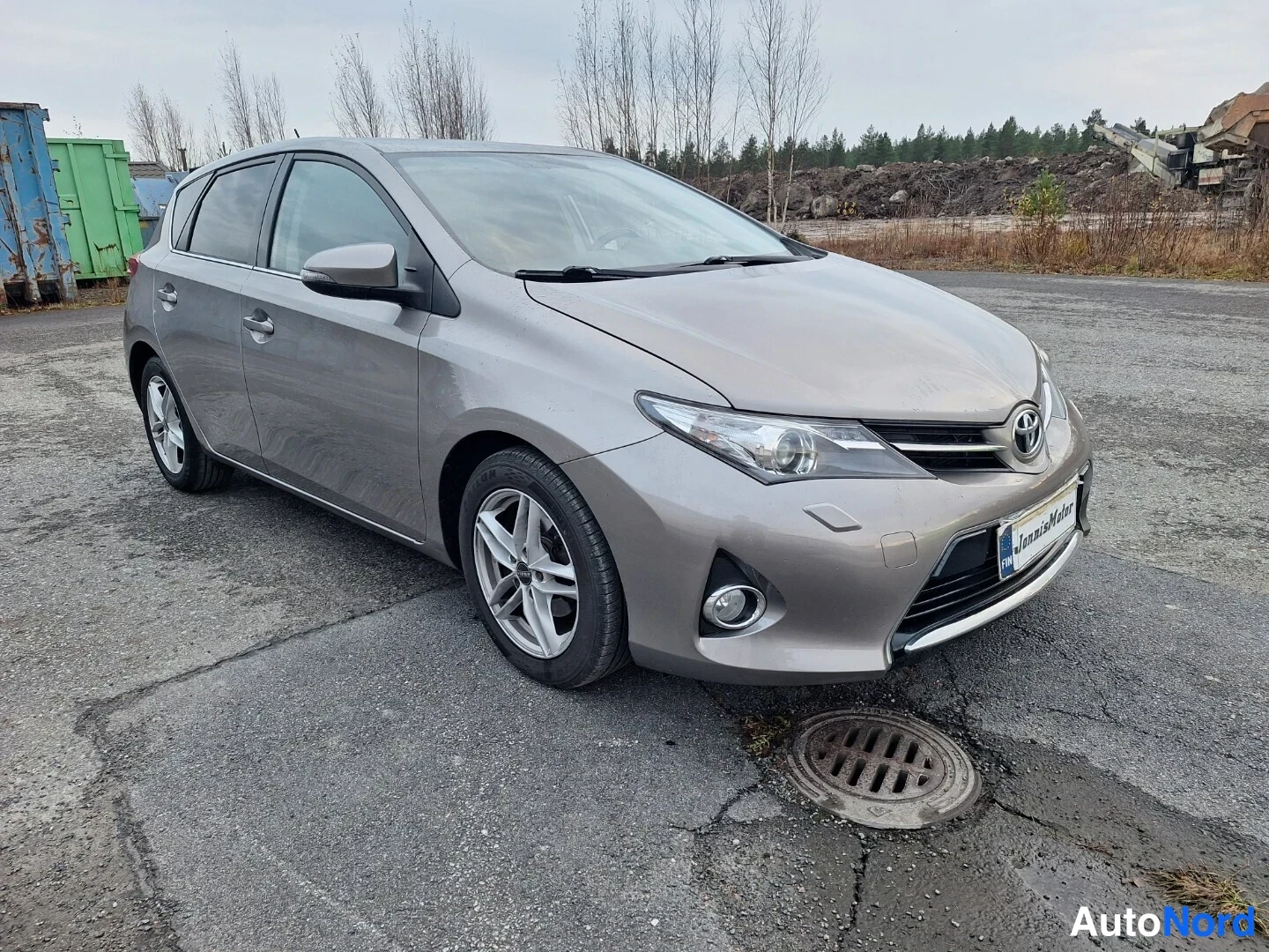 Ruskea Toyota Auris 2013, etuviisto, keula oikealle, kuva 2