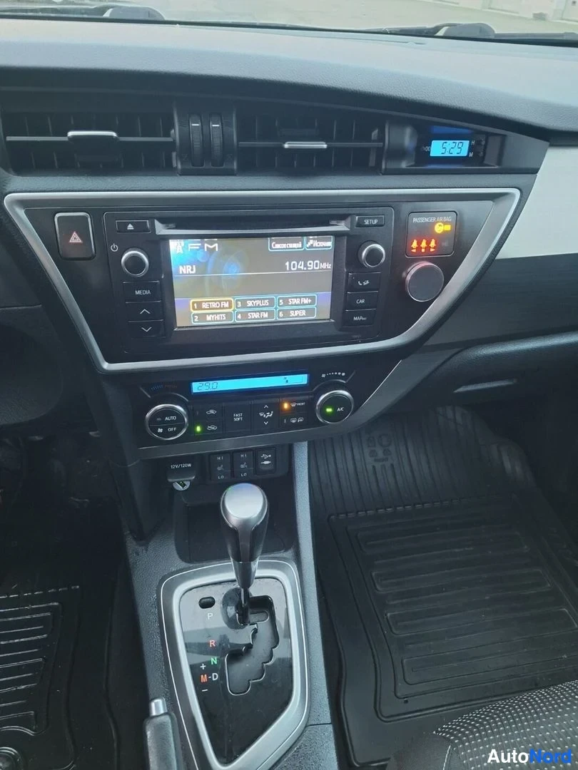Ruskea Toyota Auris 2013, yksityiskohta, kuva 12