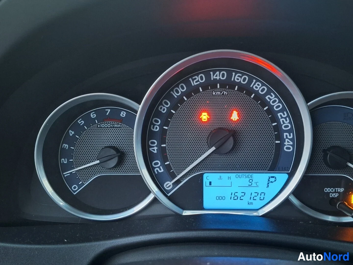 Ruskea Toyota Auris 2013, yksityiskohta, kuva 13