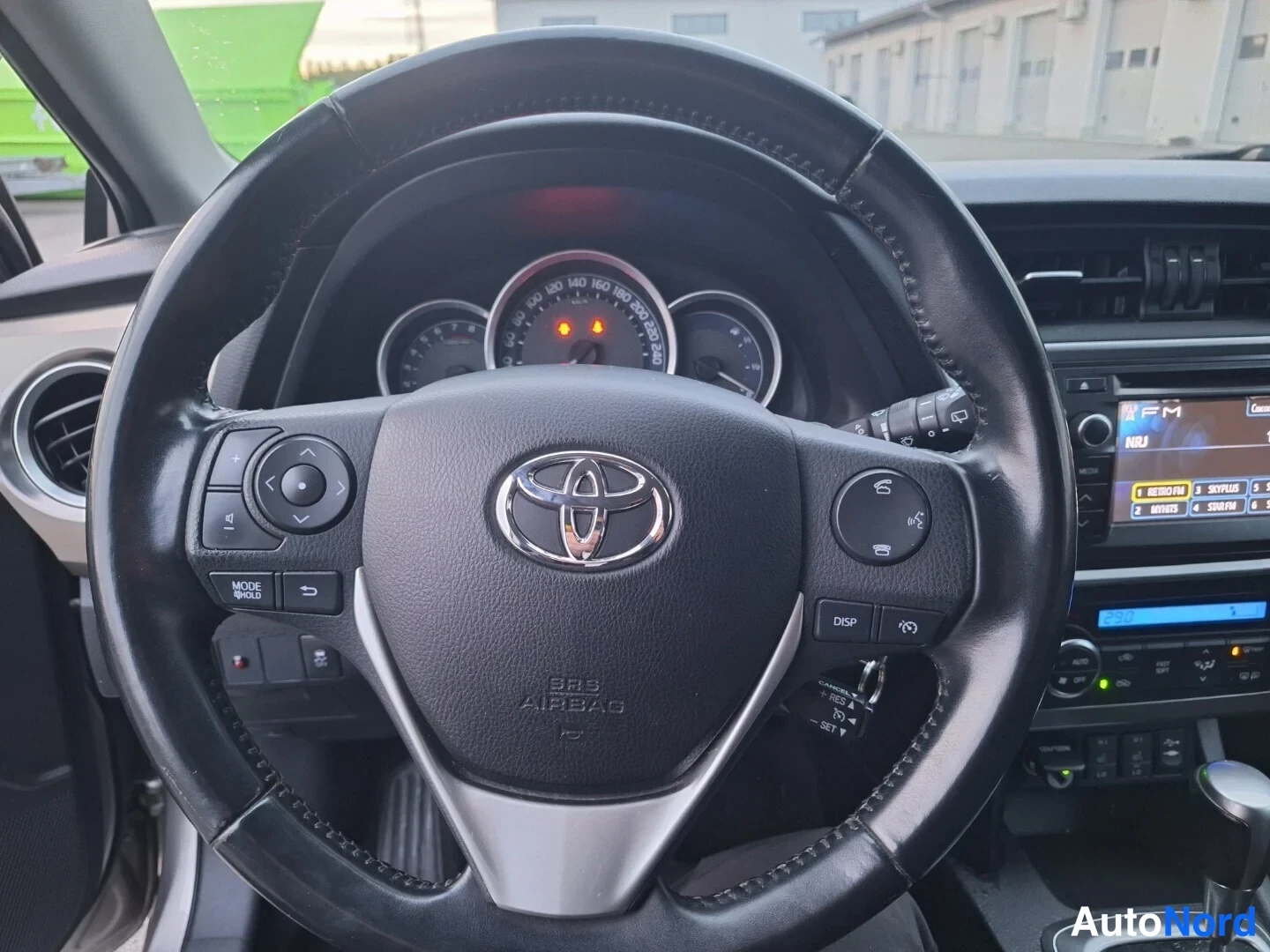 Ruskea Toyota Auris 2013, ohjaamo, kuva 8