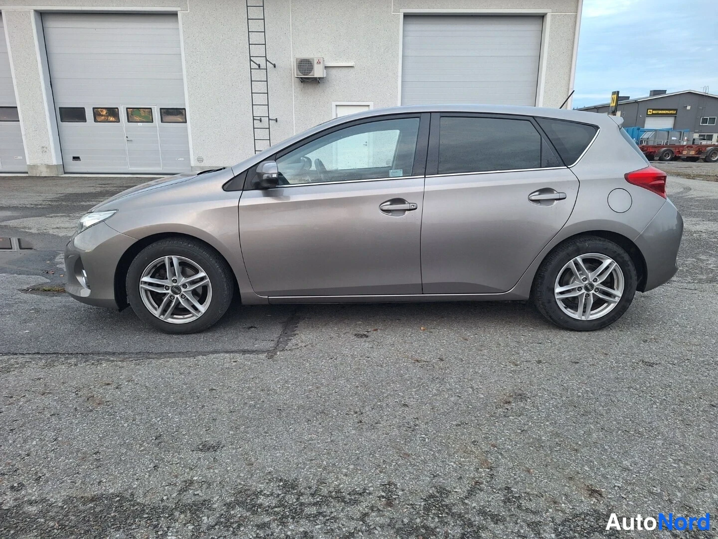 Ruskea Toyota Auris 2013, sivulta, kuva 3
