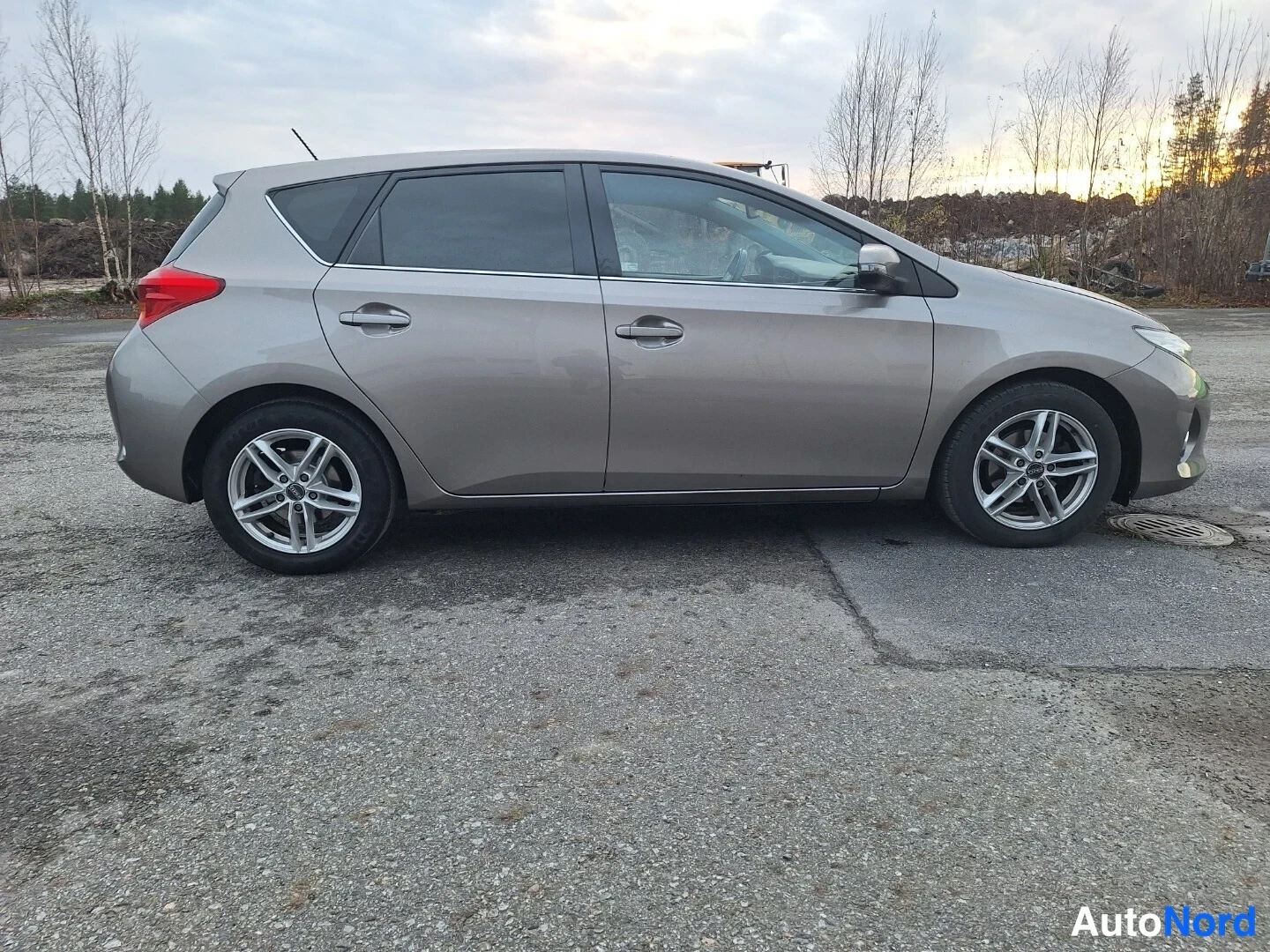 Ruskea Toyota Auris 2013, takaviisto, kuva 4