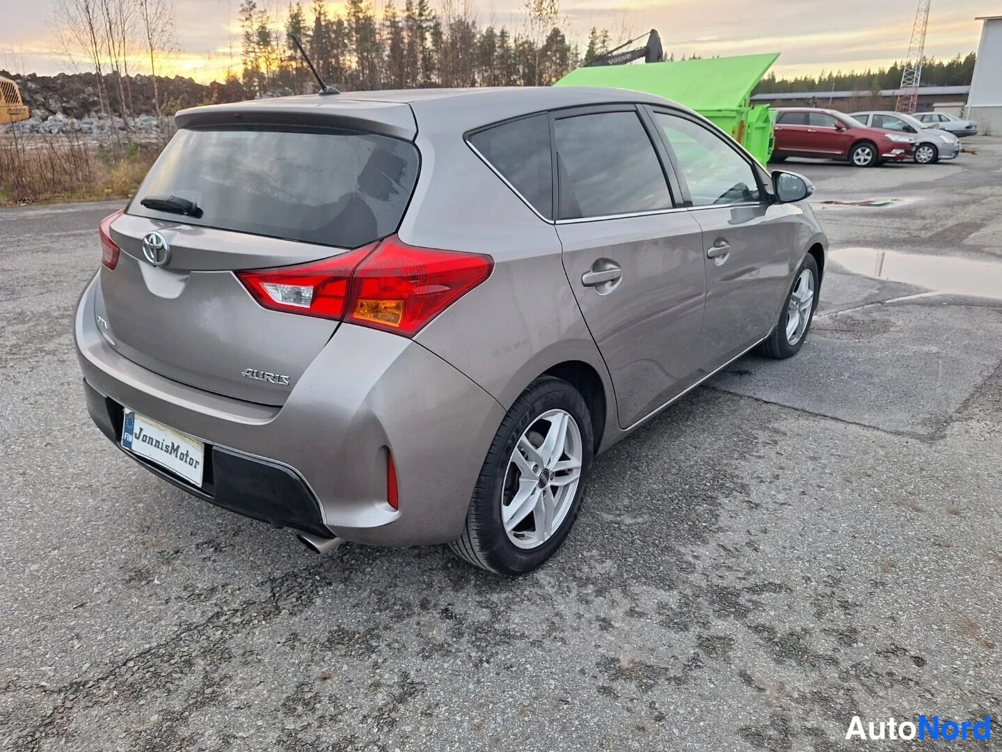 Ruskea Toyota Auris 2013, takaviisto, kuva 5