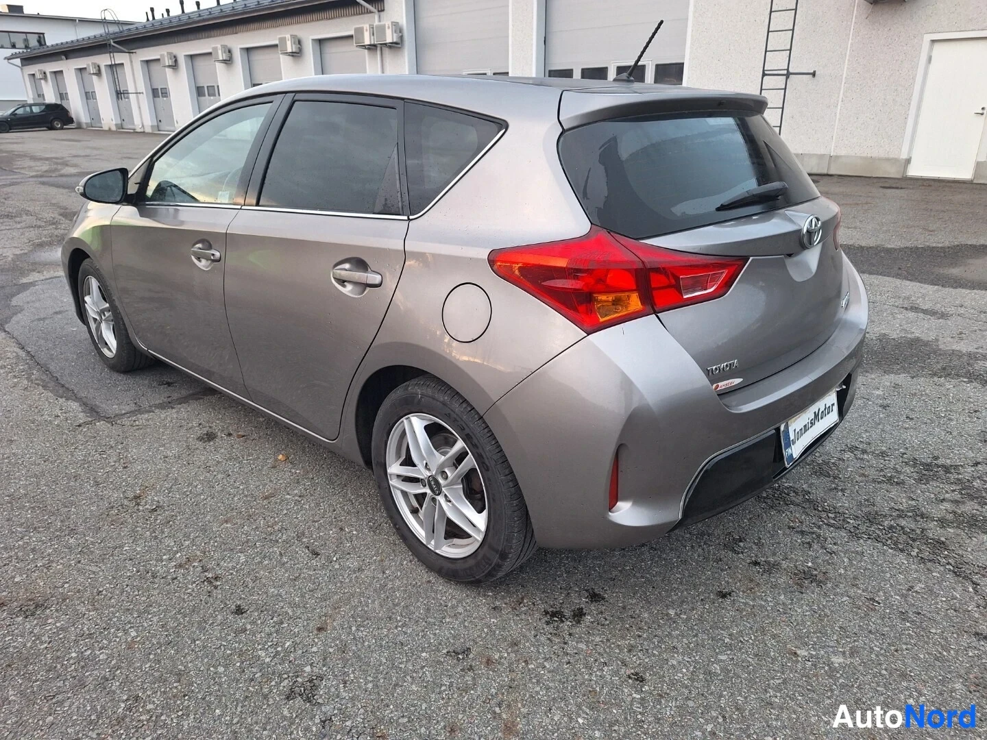 Ruskea Toyota Auris 2013, takaviisto, kuva 6