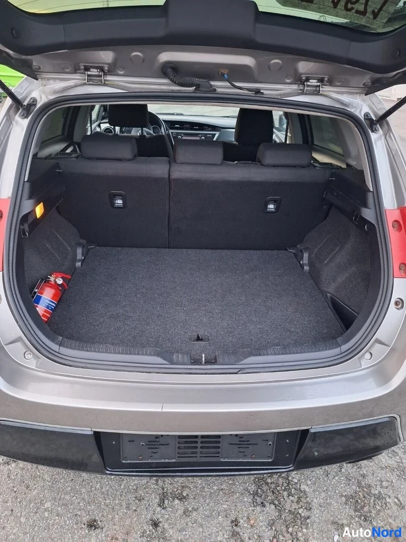 Ruskea Toyota Auris 2013, tavaratila, kuva 11