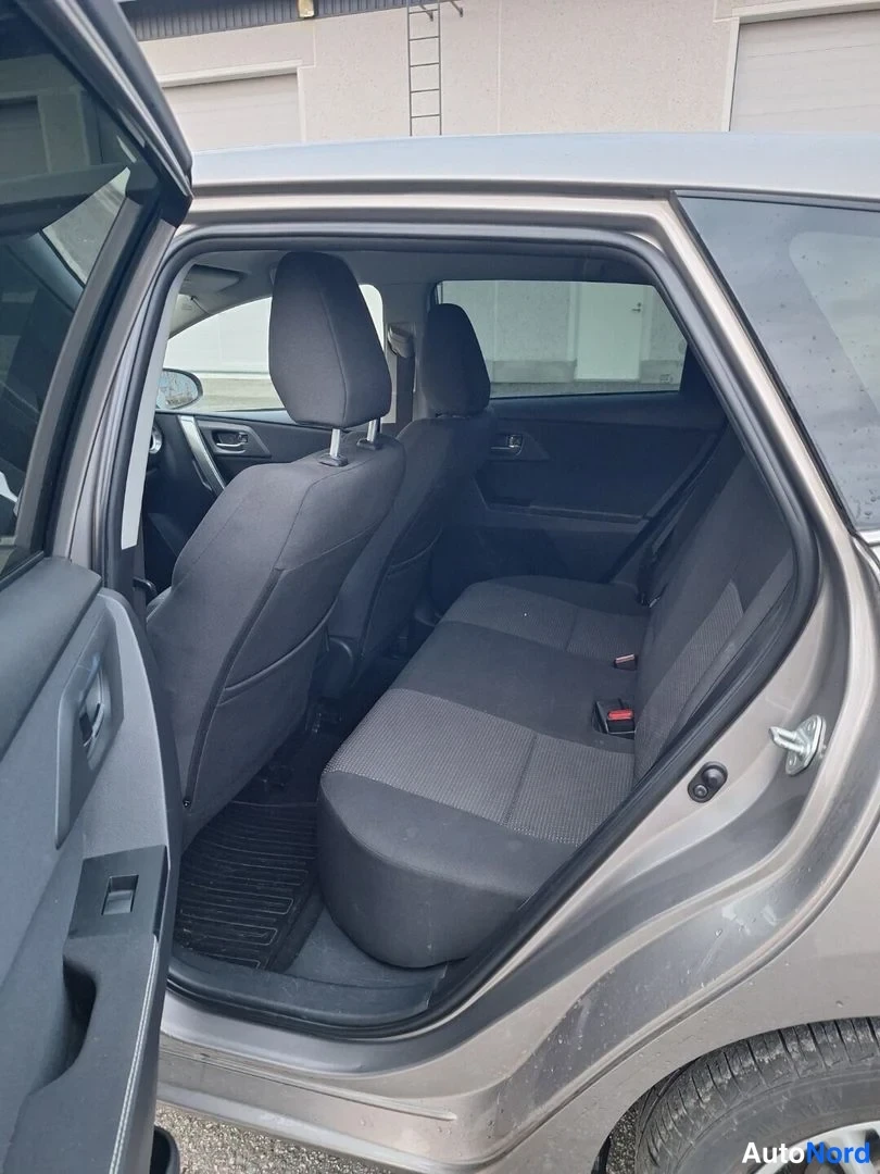 Ruskea Toyota Auris 2013, takaistuimet, kuva 10