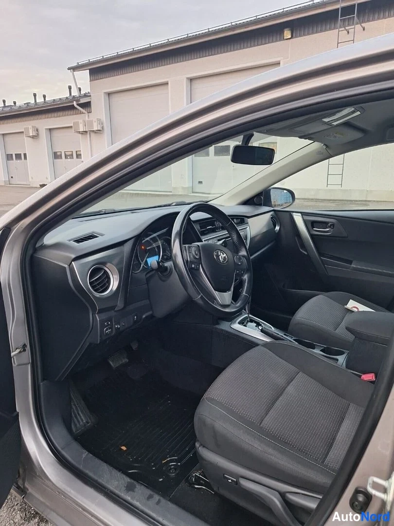 Ruskea Toyota Auris 2013, ohjaamo, kuva 9