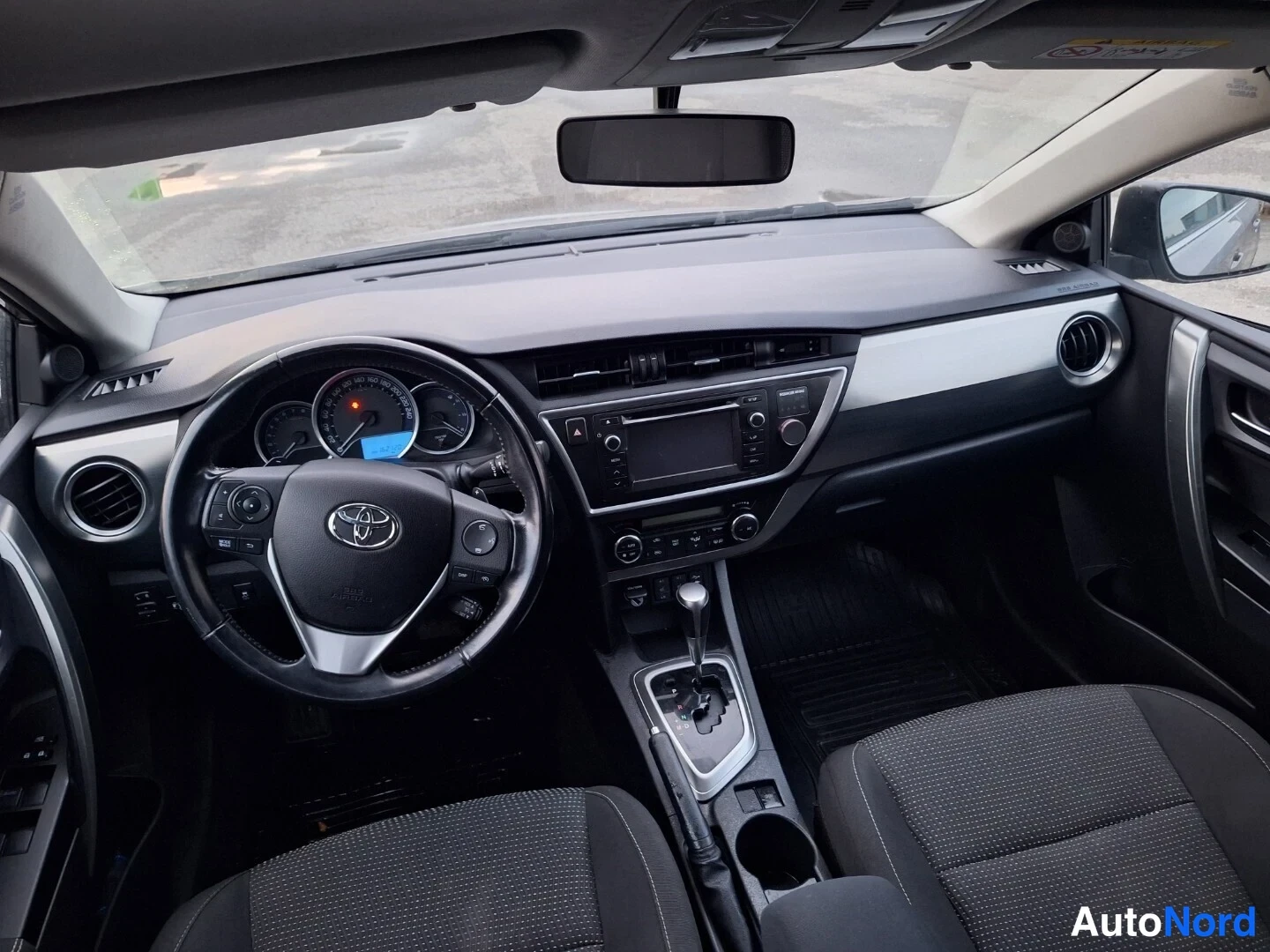 Ruskea Toyota Auris 2013, ohjaamo, kuva 7