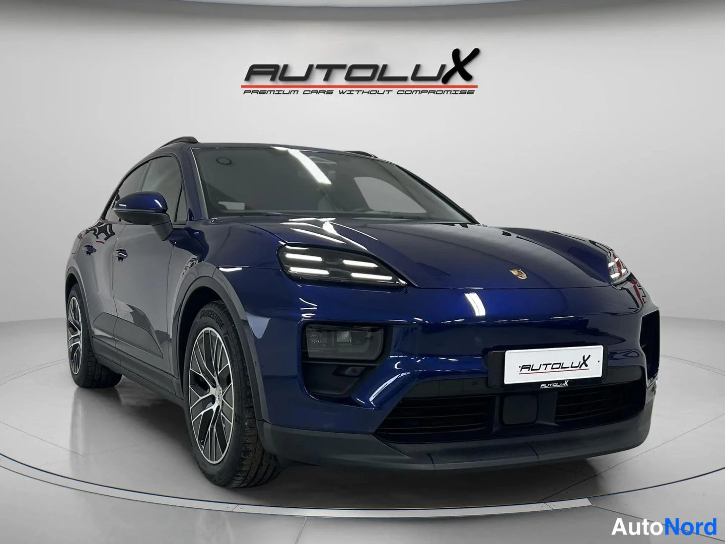Sininen Porsche Macan 2025, etuviisto, keula oikealle, kuva 2