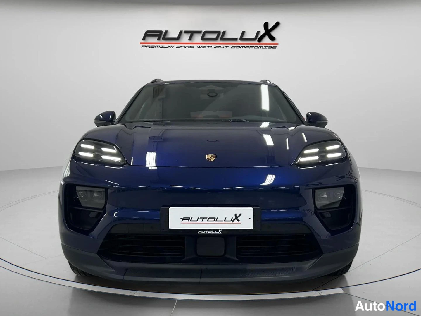 Sininen Porsche Macan 2025, edestä, kuva 3