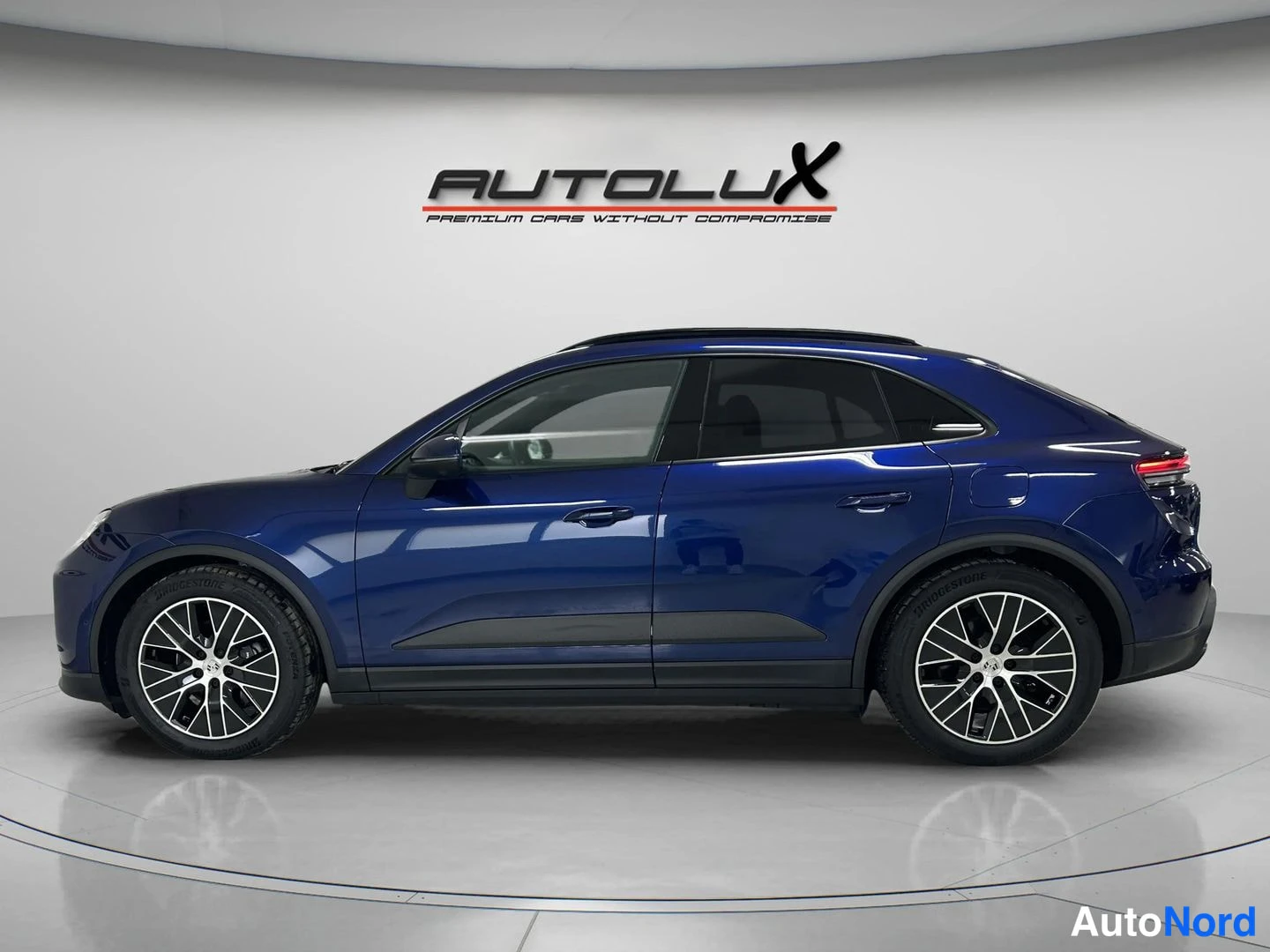 Sininen Porsche Macan 2025, sivulta, kuva 4