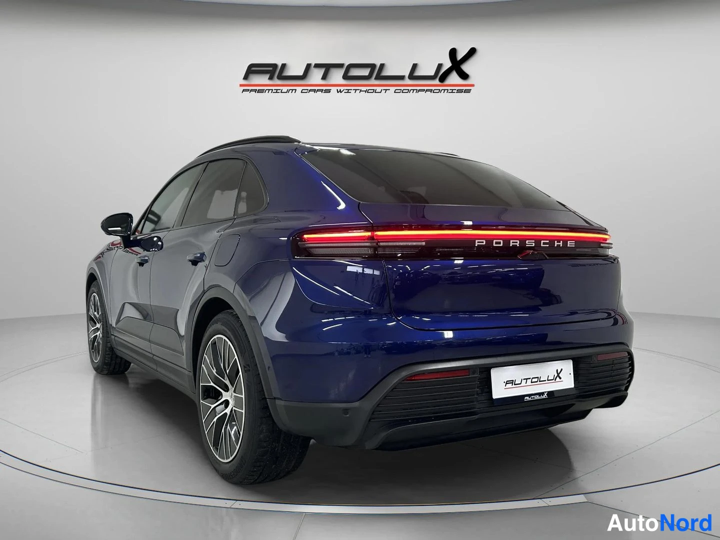 Sininen Porsche Macan 2025, takaviisto, kuva 6