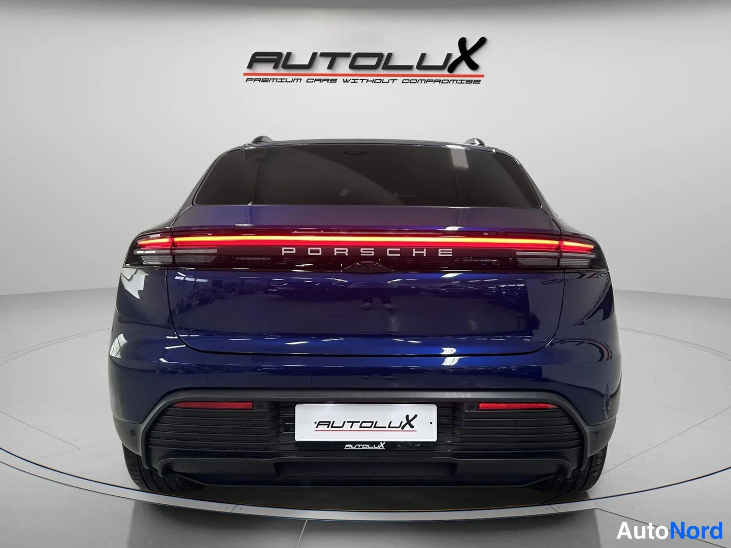 Sininen Porsche Macan 2025, takaa, kuva 8