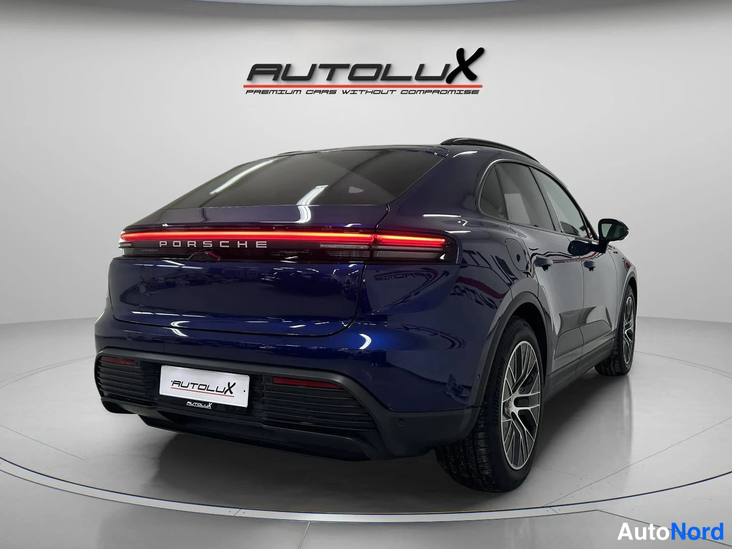 Sininen Porsche Macan 2025, takaviisto, kuva 7