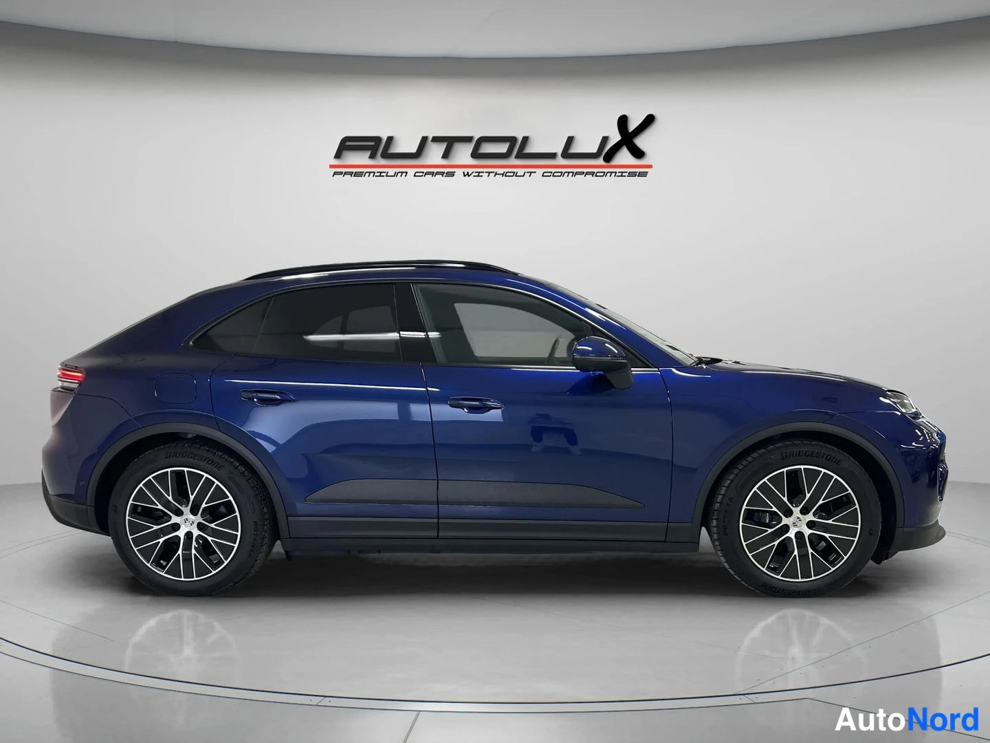 Sininen Porsche Macan 2025, sivulta, kuva 5