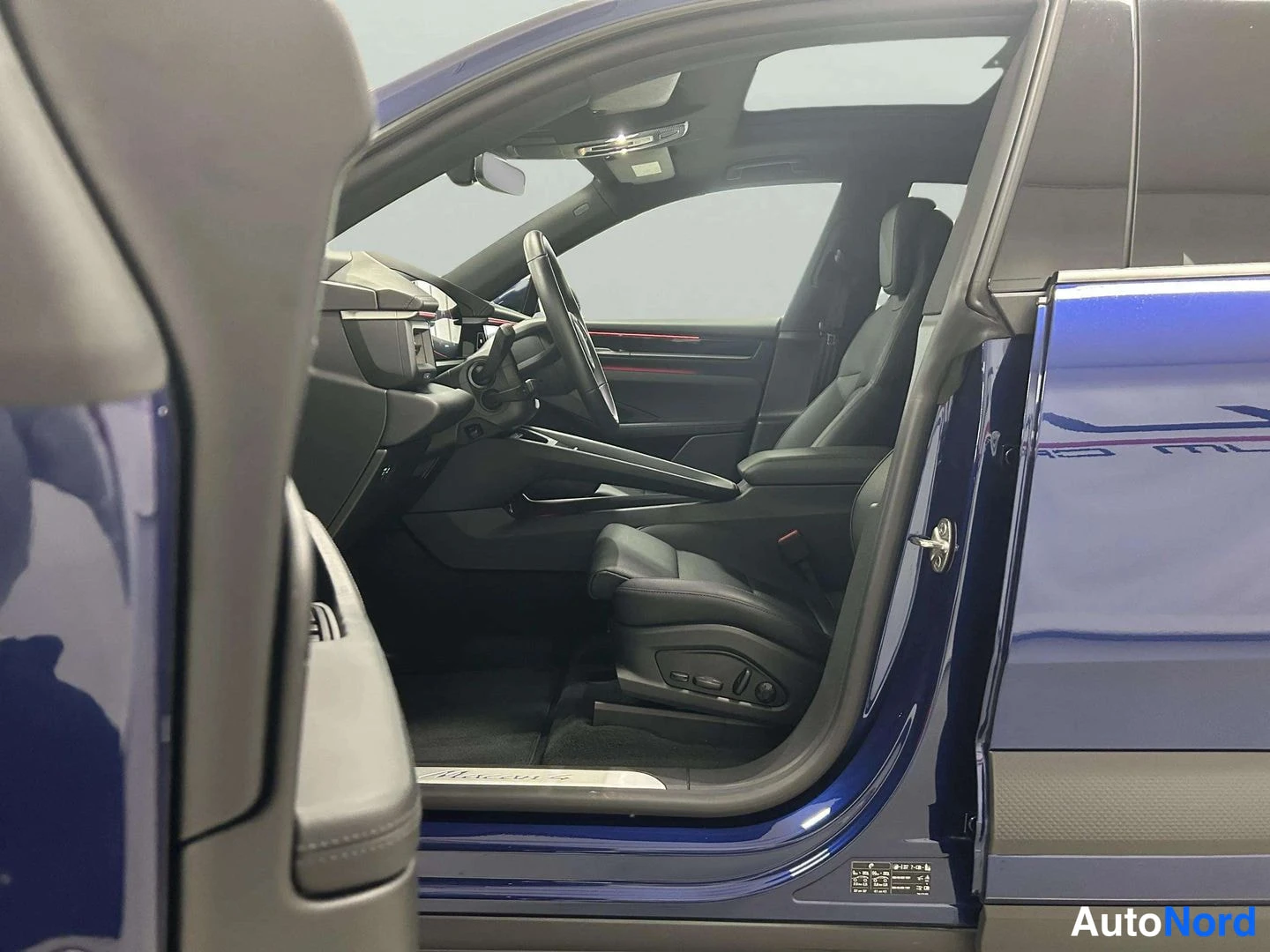 Sininen Porsche Macan 2025, ohjaamo, kuva 9