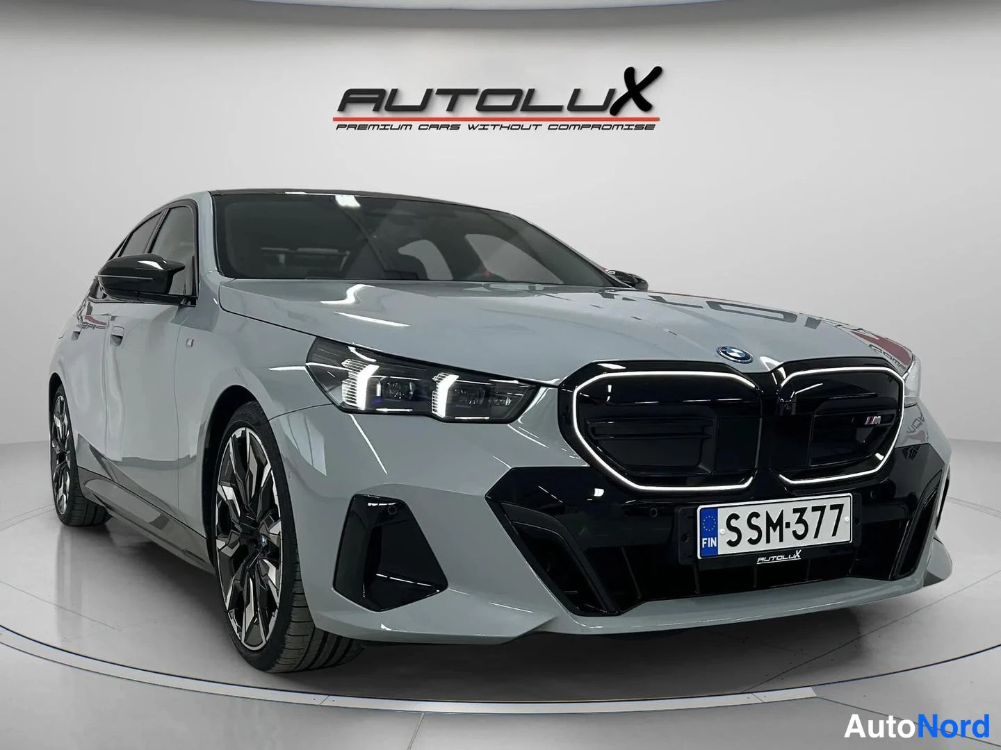 Harmaa BMW i5 2025, etuviisto, keula oikealle, kuva 2