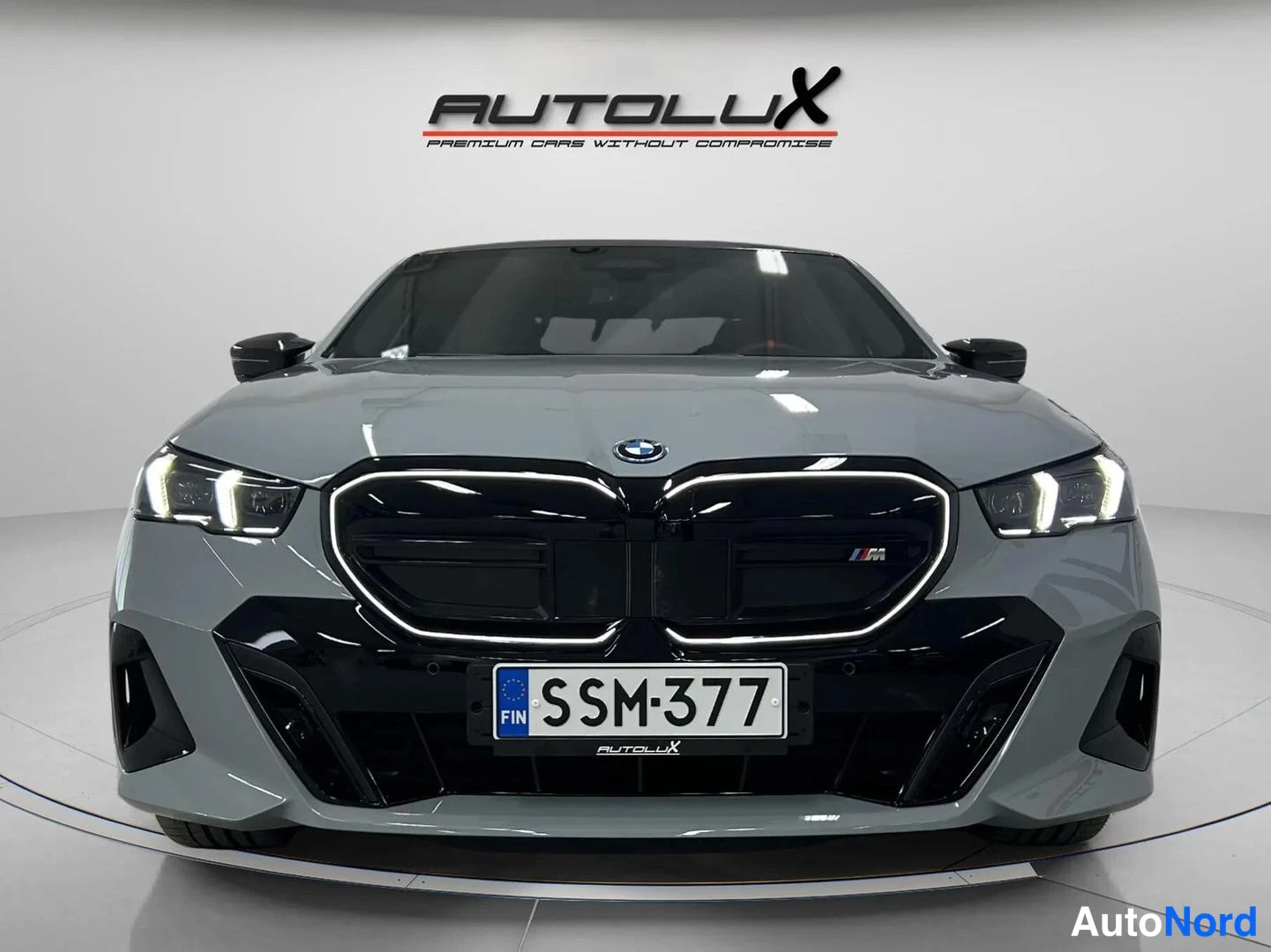 Harmaa BMW i5 2025, edestä, kuva 3