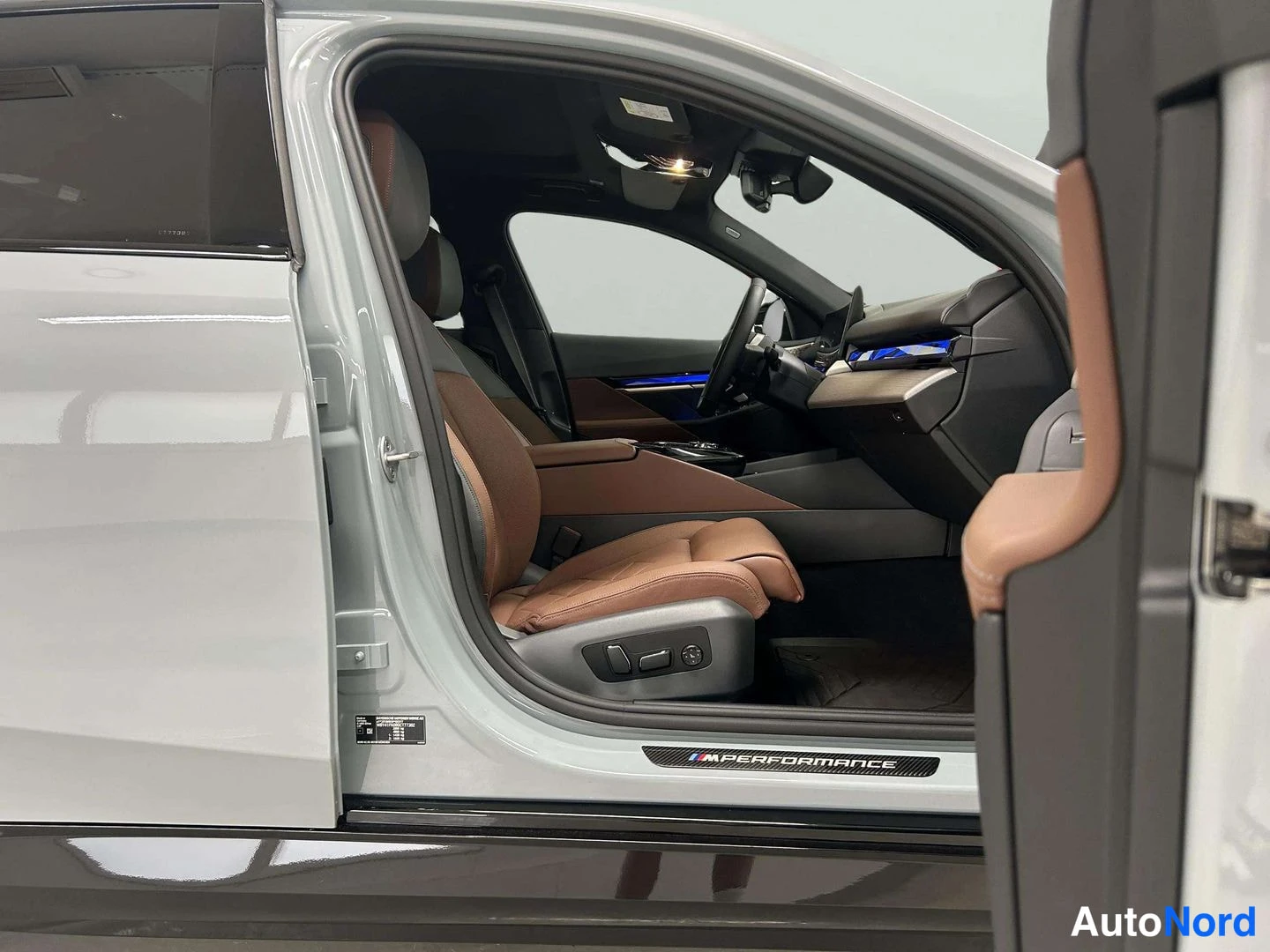 Harmaa BMW i5 2025, sivulta, kuva 6
