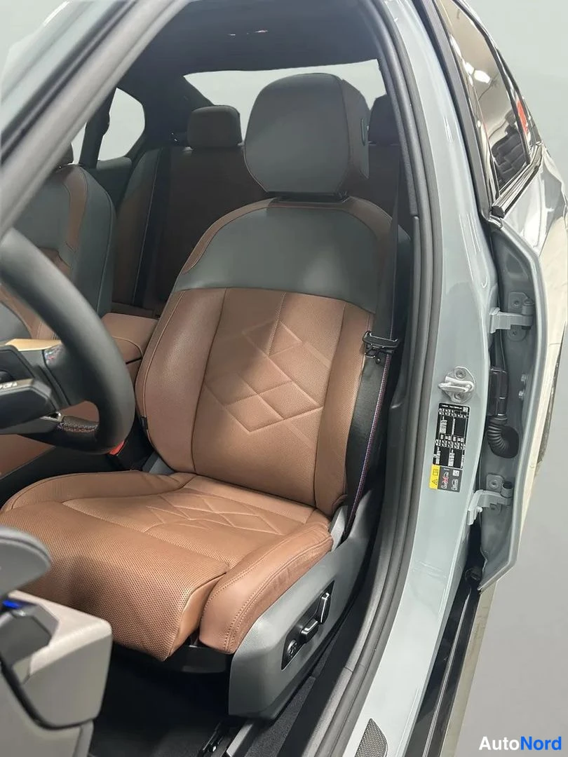 Harmaa BMW i5 2025, etuistuimet, kuva 16