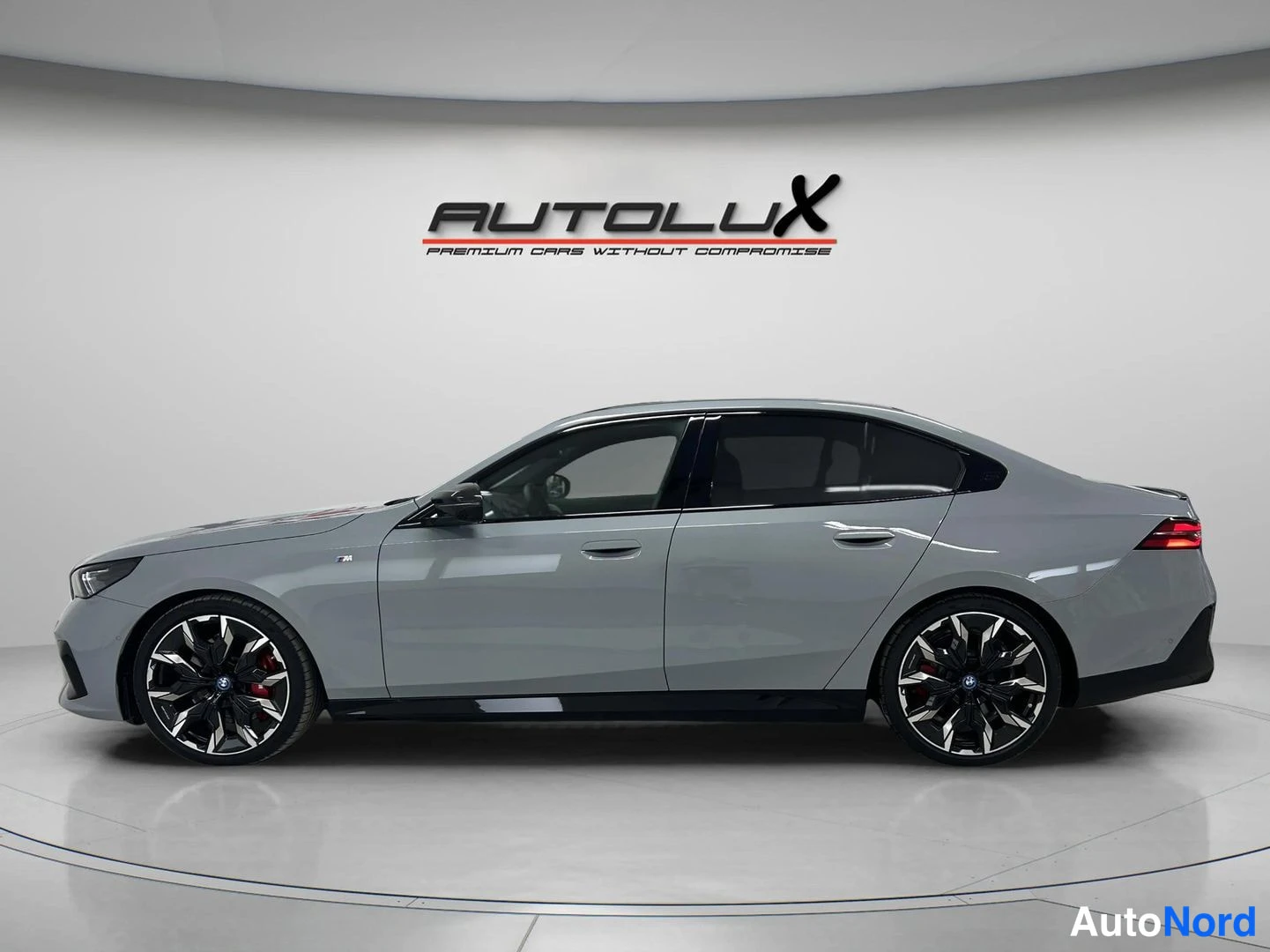Harmaa BMW i5 2025, sivulta, kuva 4