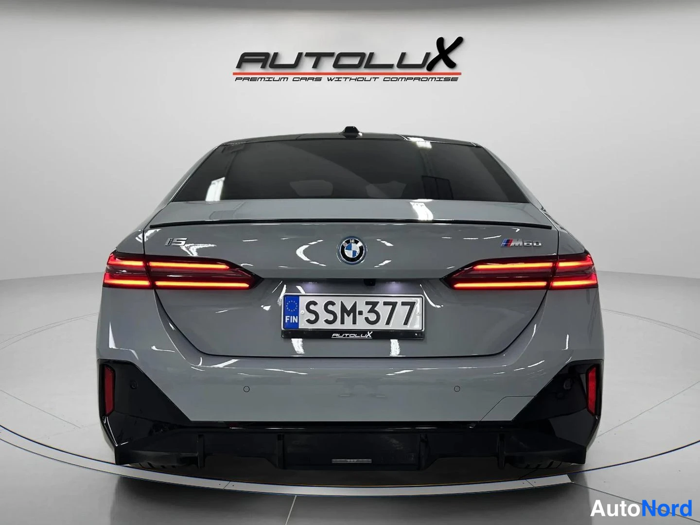 Harmaa BMW i5 2025, takaa, kuva 9