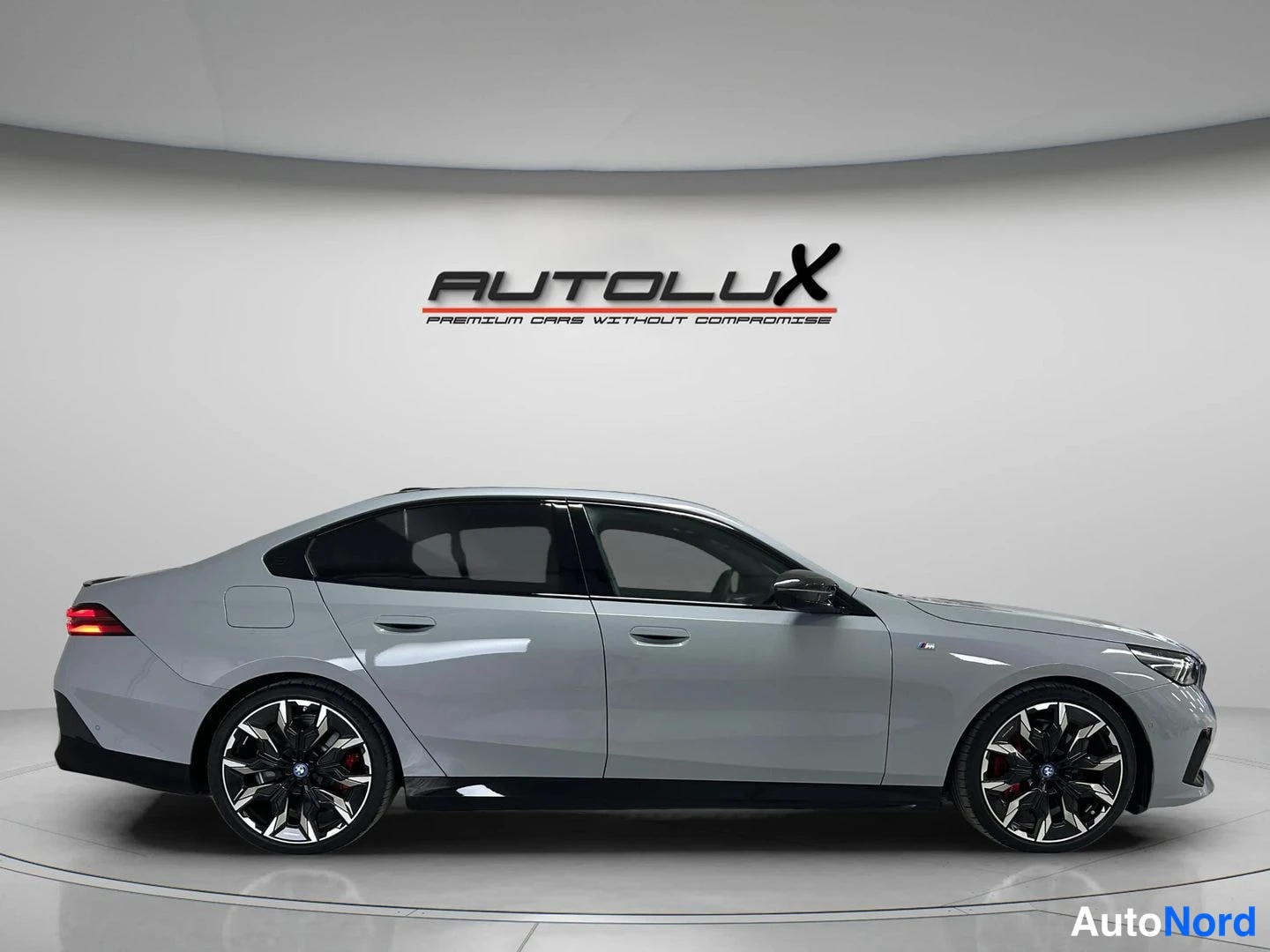 Harmaa BMW i5 2025, sivulta, kuva 5