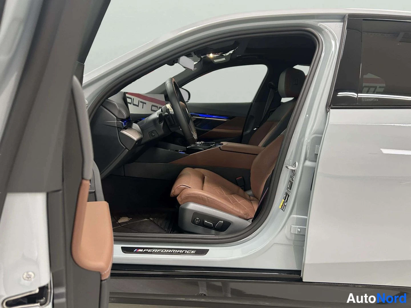 Harmaa BMW i5 2025, ohjaamo, kuva 10