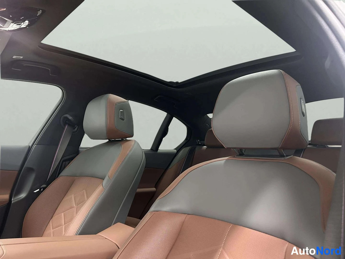 Harmaa BMW i5 2025, etuistuimet, kuva 15