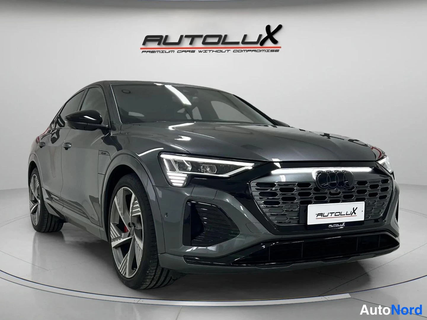 Harmaa Audi Q8 e-tron 2024, etuviisto, keula oikealle, kuva 3