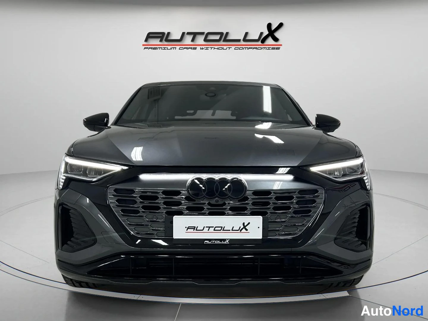 Harmaa Audi Q8 e-tron 2024, edestä, kuva 4