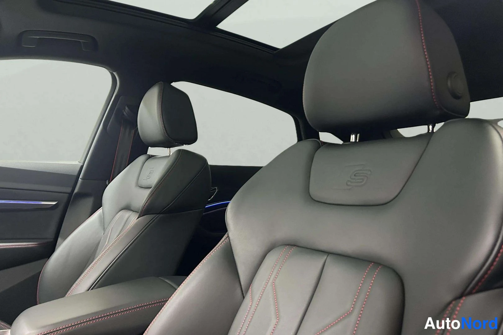 Harmaa Audi Q8 e-tron 2024, etuistuimet, kuva 15