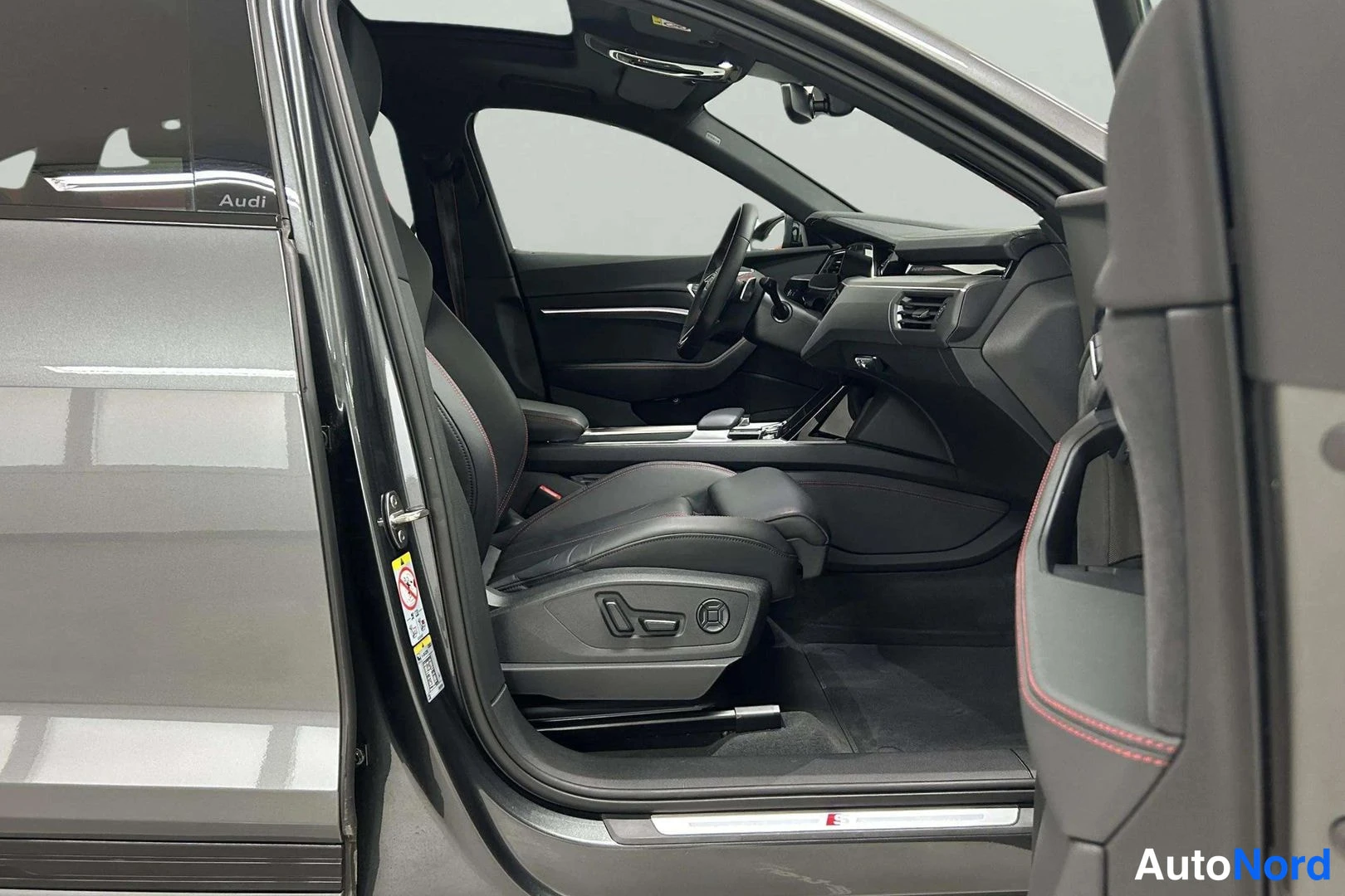 Harmaa Audi Q8 e-tron 2024, etuistuimet, kuva 16